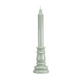 Photographie d'un cierge parfumé en cire de colza de couleur vert-blanc, avec sa mèche en coton, fabriqué à la main par Anthèse Manufacture. Nom du produit: Jardin aromatique